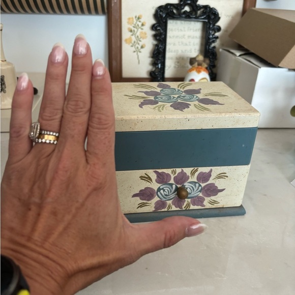 Vintage Arister Gift/jewelry box - hand painted - Picture 4 of 4